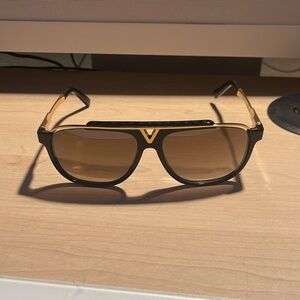 Louis Vuitton ultra pristine "MASCOT" sunglasses in black frame